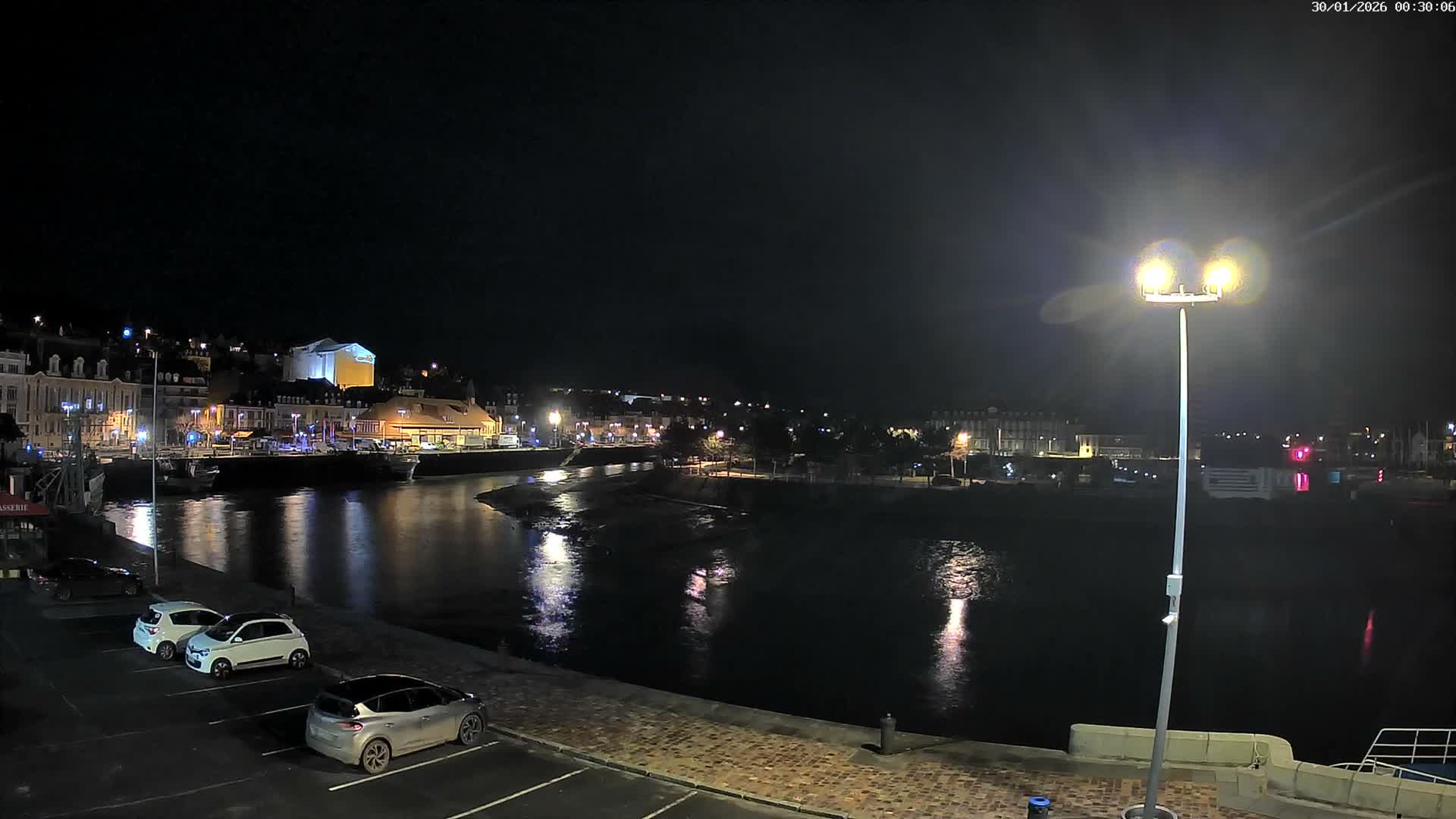Trouville-Sur-Mer Comune Residence du Port & Coast Live Cam - Lisieux, Calvados, Normandie, France