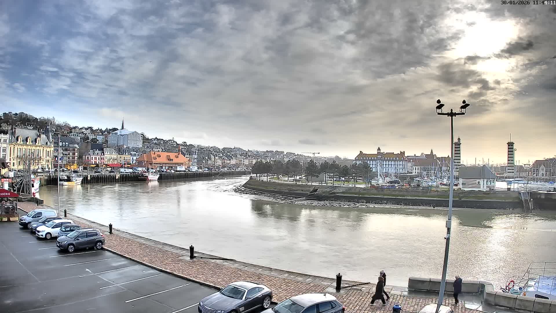 Trouville-Sur-Mer Comune Residence du Port & Coast Live Cam - Lisieux, Calvados, Normandie, France