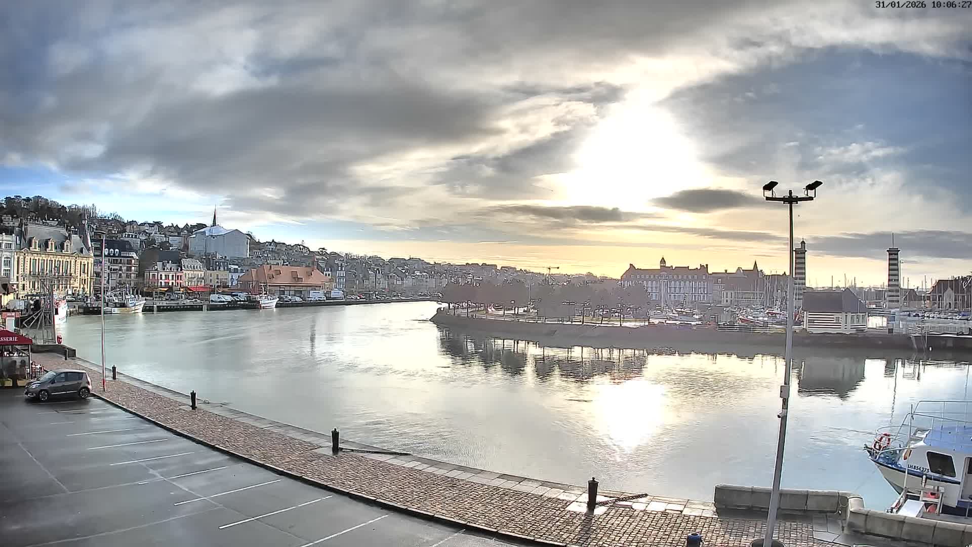 Trouville-Sur-Mer Comune Residence du Port & Coast Live Cam - Lisieux, Calvados, Normandie, France