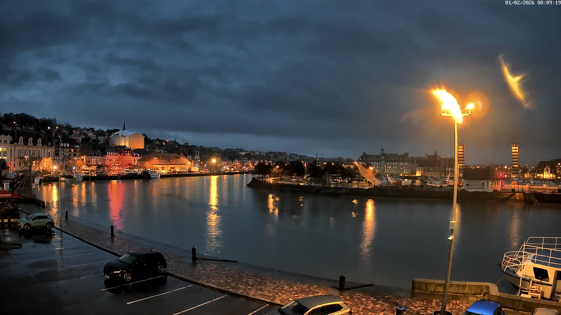 Trouville-Sur-Mer Comune Residence du Port & Coast Live Cam - Lisieux, Calvados, Normandie, France
