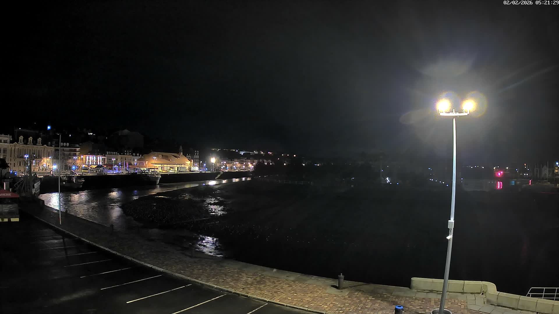 Trouville-Sur-Mer Comune Residence du Port & Coast Live Cam - Lisieux, Calvados, Normandie, France