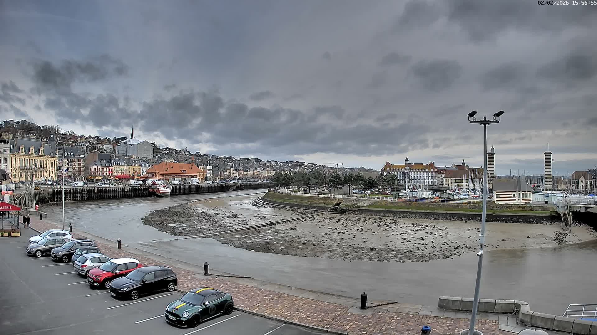 Trouville-Sur-Mer Comune Residence du Port & Coast Live Cam - Lisieux, Calvados, Normandie, France