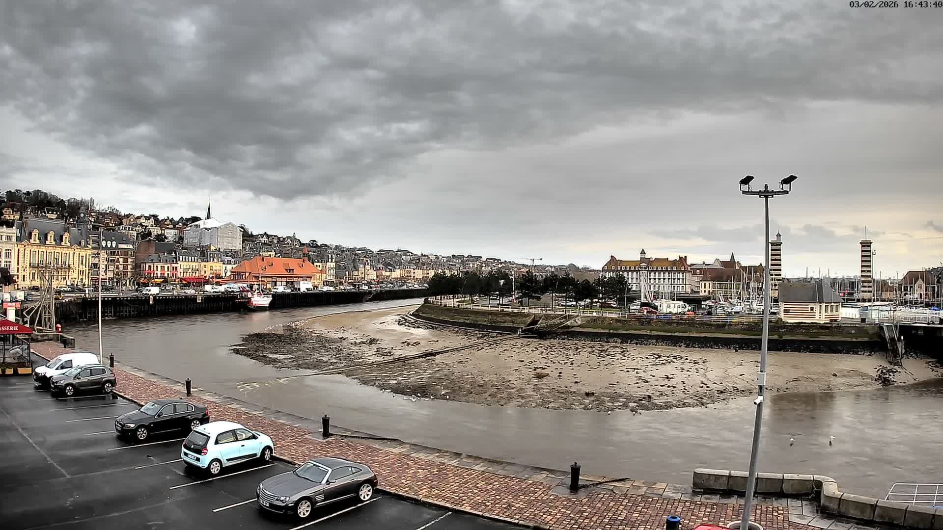 Trouville-Sur-Mer Comune Residence du Port & Coast Live Cam - Lisieux, Calvados, Normandie, France