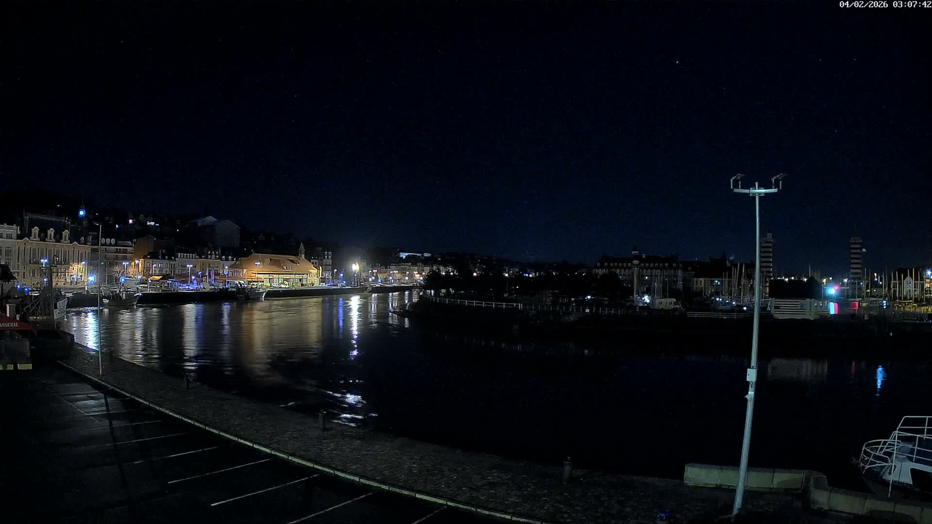 Trouville-Sur-Mer Comune Residence du Port & Coast Live Cam - Lisieux, Calvados, Normandie, France