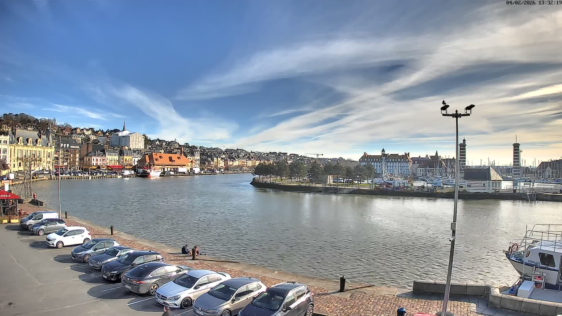 Trouville-Sur-Mer Comune Residence du Port & Coast Live Cam - Lisieux, Calvados, Normandie, France