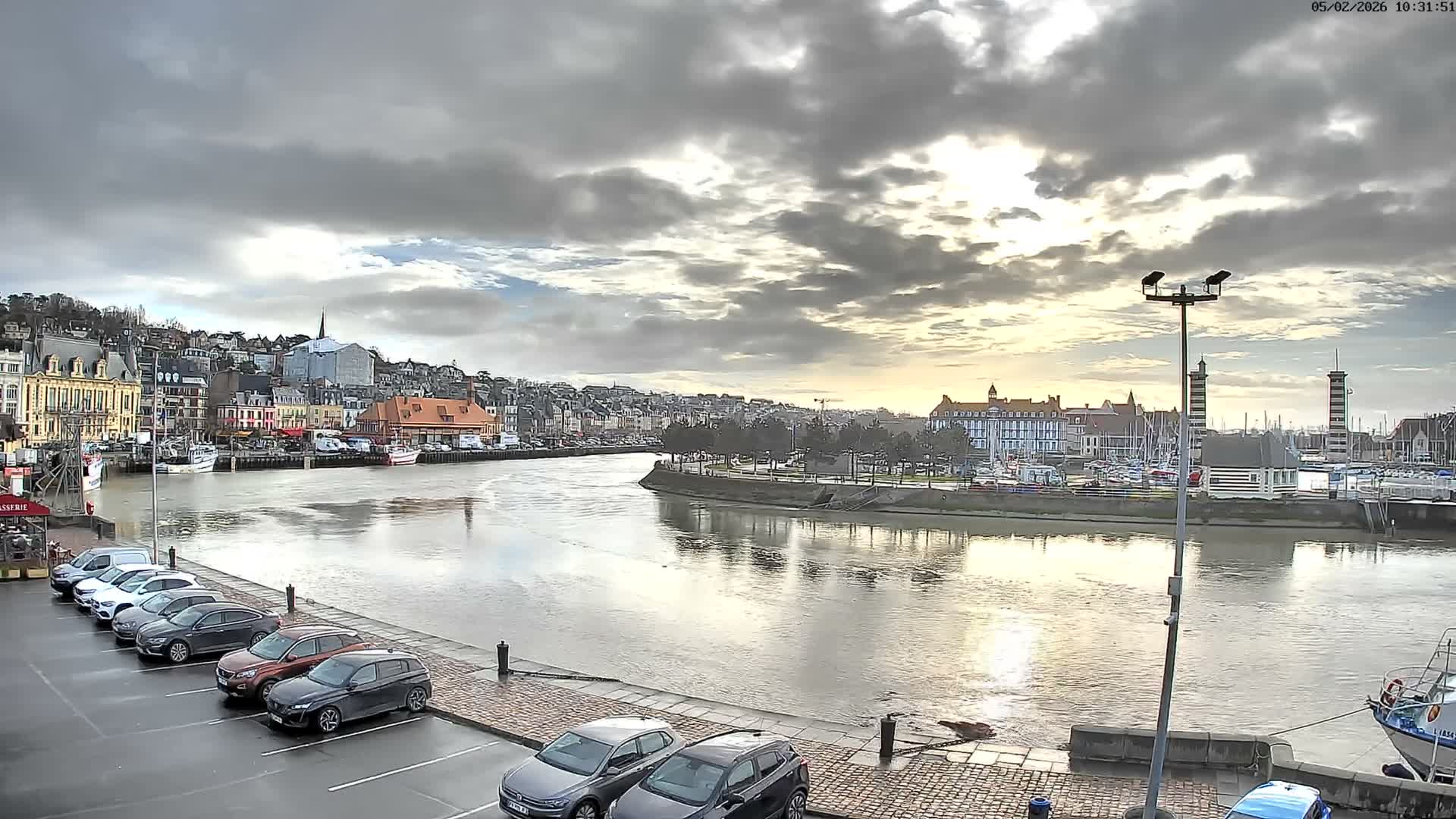 Trouville-Sur-Mer Comune Residence du Port & Coast Live Cam - Lisieux, Calvados, Normandie, France