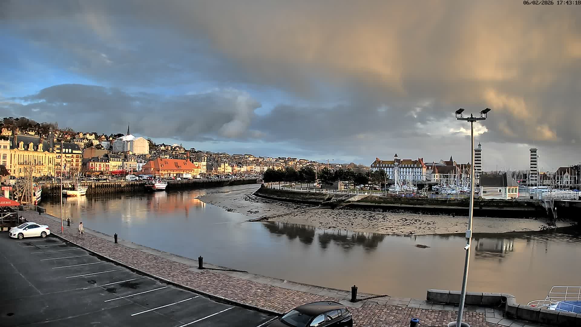 Trouville-Sur-Mer Comune Residence du Port & Coast Live Cam - Lisieux, Calvados, Normandie, France