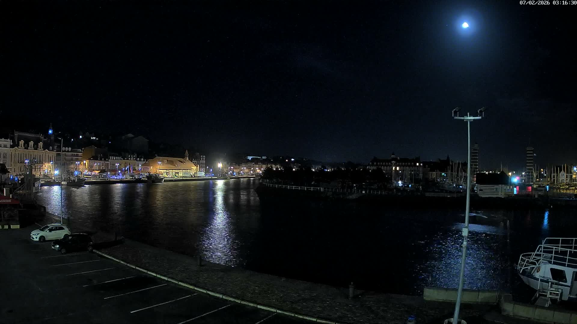 Trouville-Sur-Mer Comune Residence du Port & Coast Live Cam - Lisieux, Calvados, Normandie, France