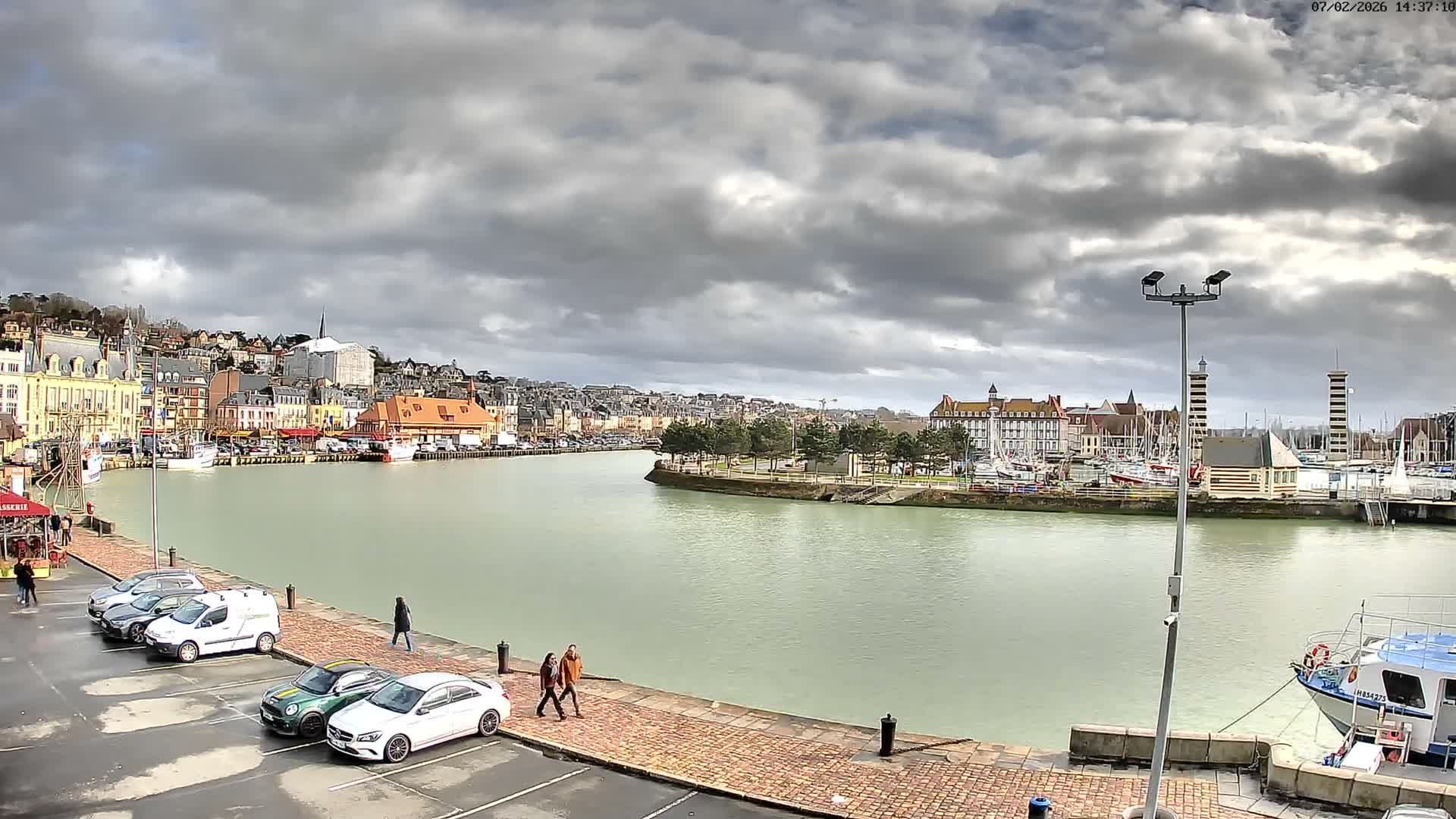 Trouville-Sur-Mer Comune Residence du Port & Coast Live Cam - Lisieux, Calvados, Normandie, France
