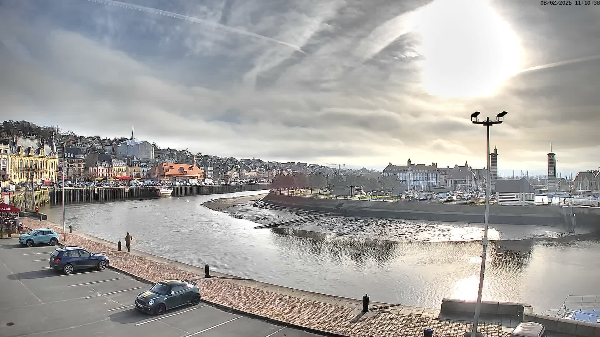 Trouville-Sur-Mer Comune Residence du Port & Coast Live Cam - Lisieux, Calvados, Normandie, France