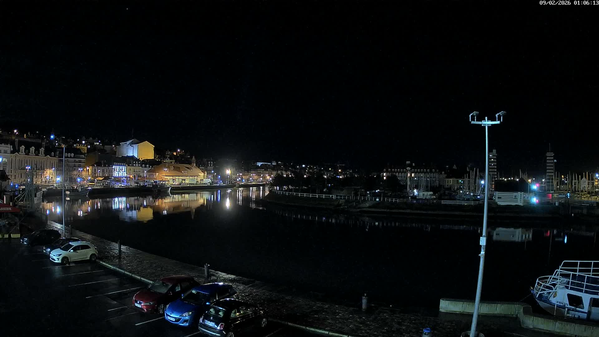 Trouville-Sur-Mer Comune Residence du Port & Coast Live Cam - Lisieux, Calvados, Normandie, France