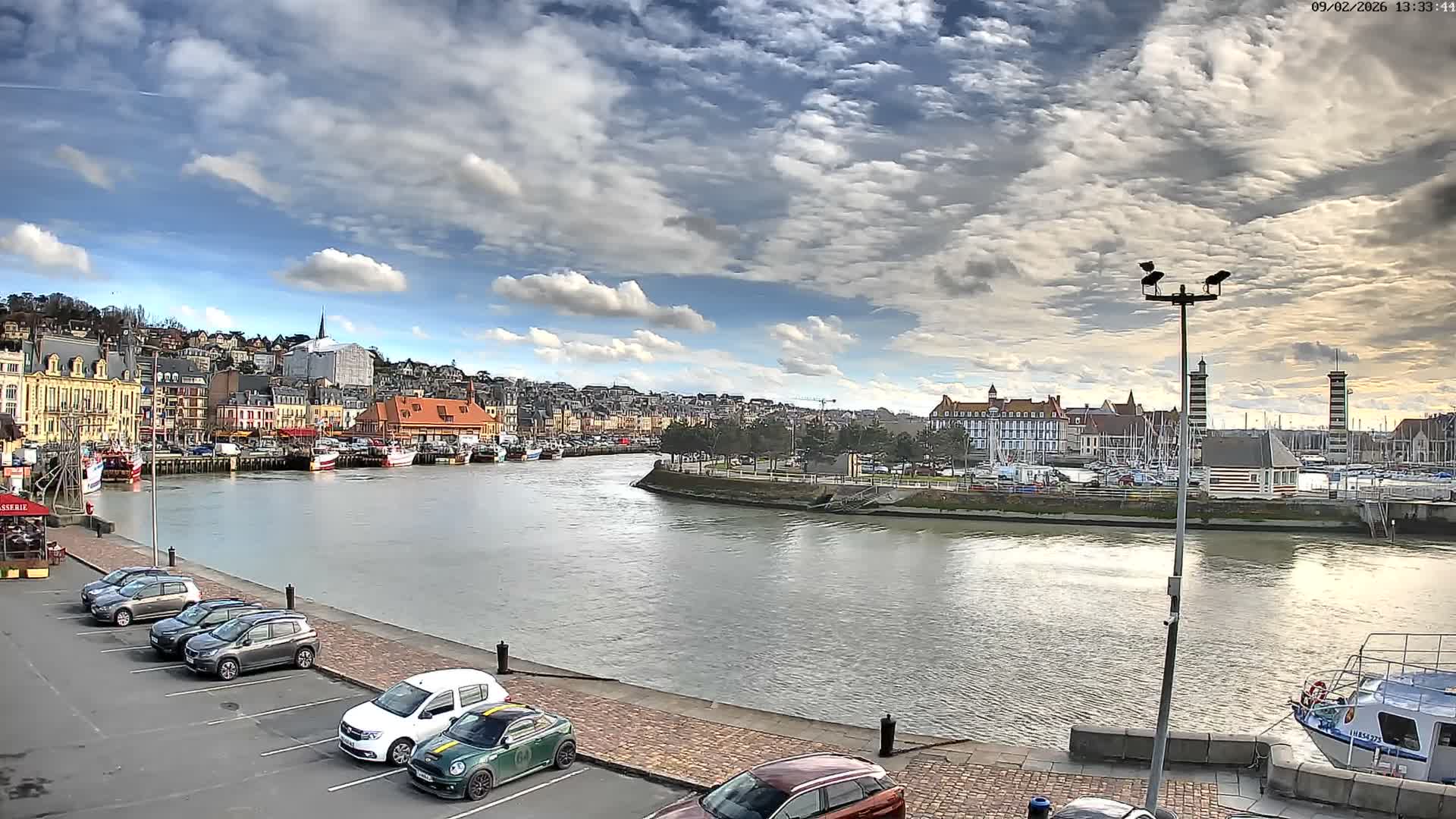 Trouville-Sur-Mer Comune Residence du Port & Coast Live Cam - Lisieux, Calvados, Normandie, France