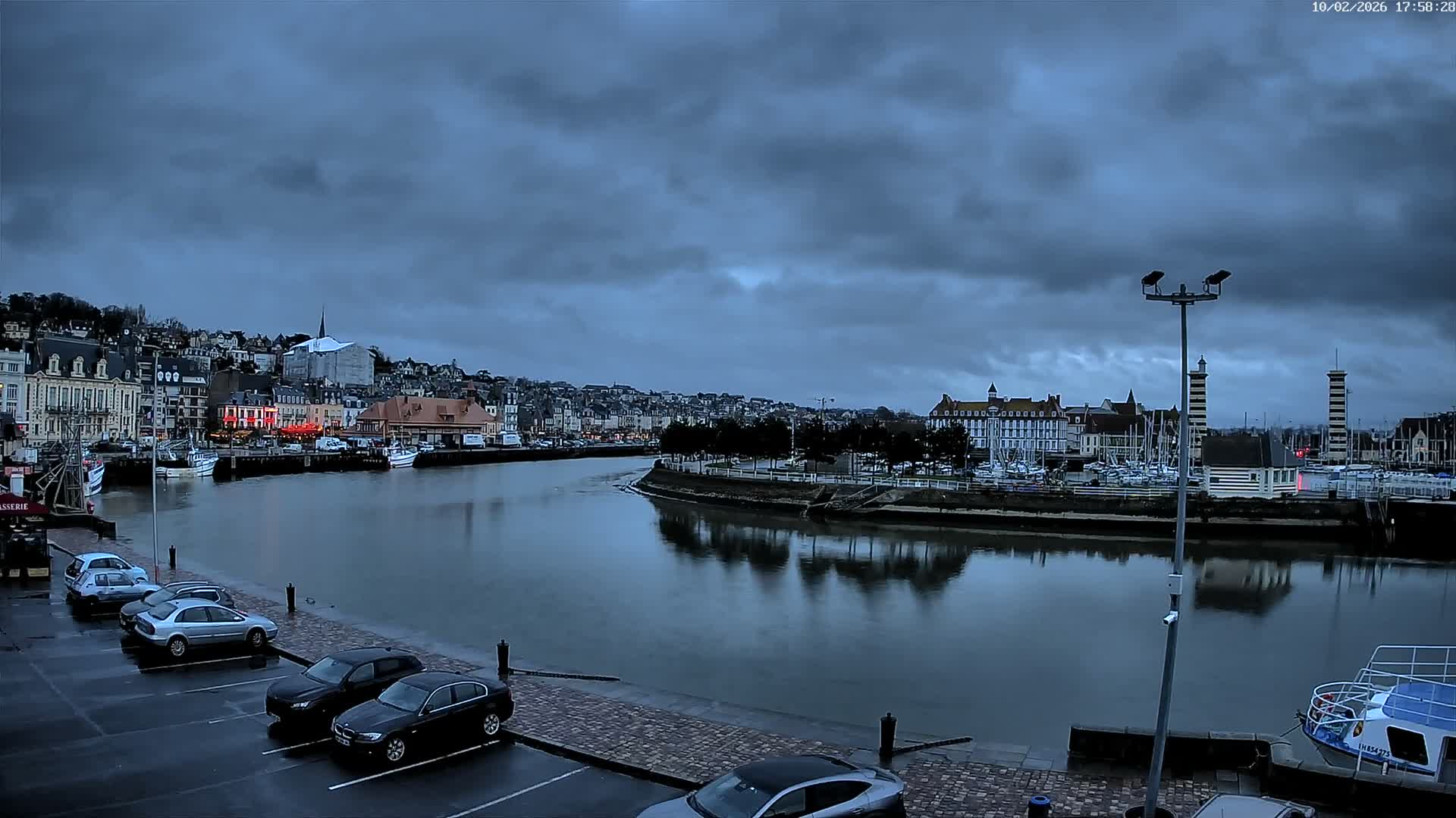 Trouville-Sur-Mer Comune Residence du Port & Coast Live Cam - Lisieux, Calvados, Normandie, France