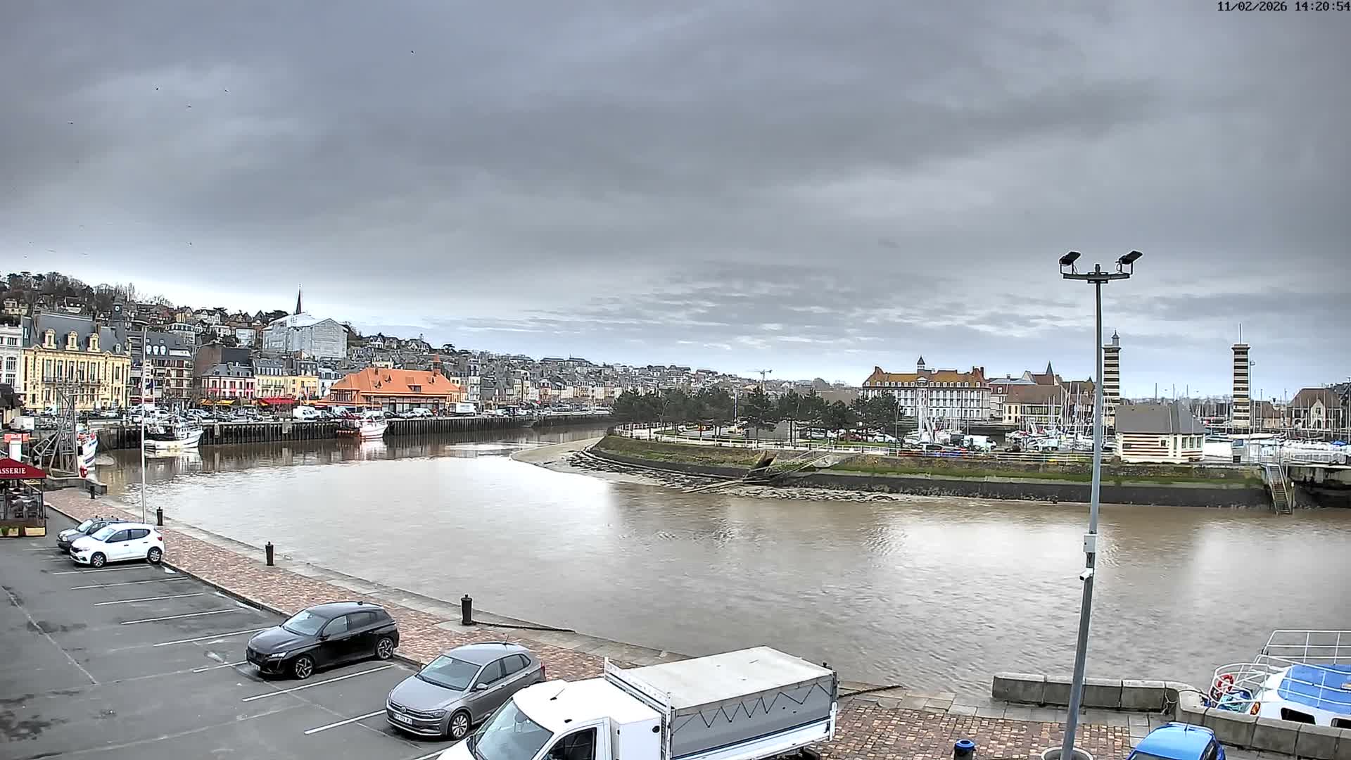 Trouville-Sur-Mer Comune Residence du Port & Coast Live Cam - Lisieux, Calvados, Normandie, France