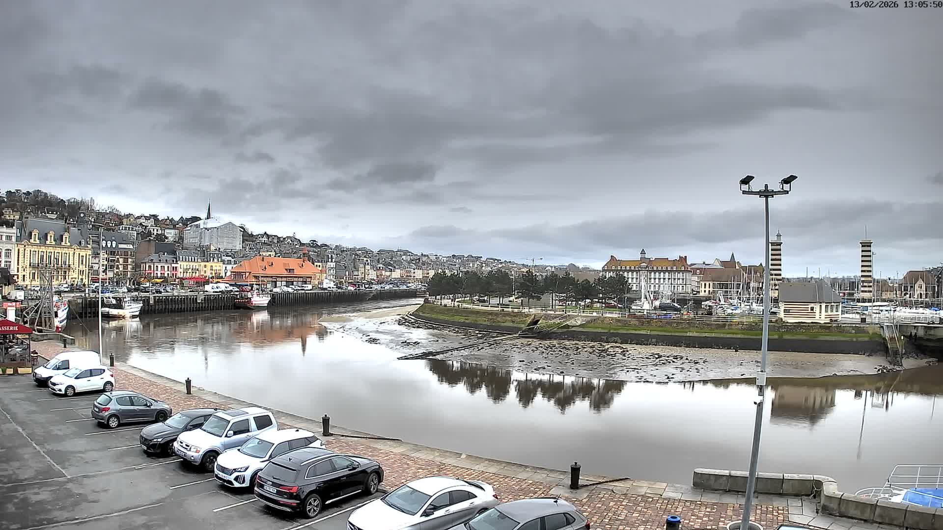 Trouville-Sur-Mer Comune Residence du Port & Coast Live Cam - Lisieux, Calvados, Normandie, France