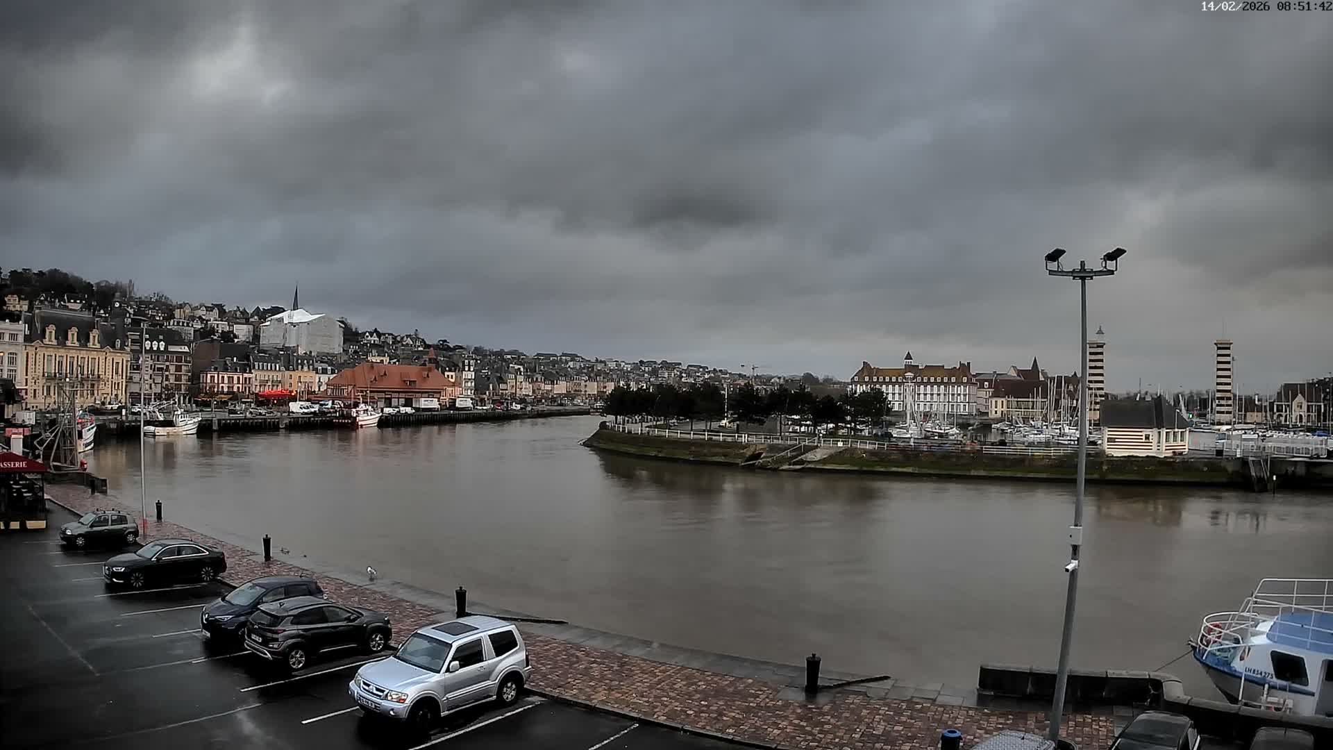 Trouville-Sur-Mer Comune Residence du Port & Coast Live Cam - Lisieux, Calvados, Normandie, France