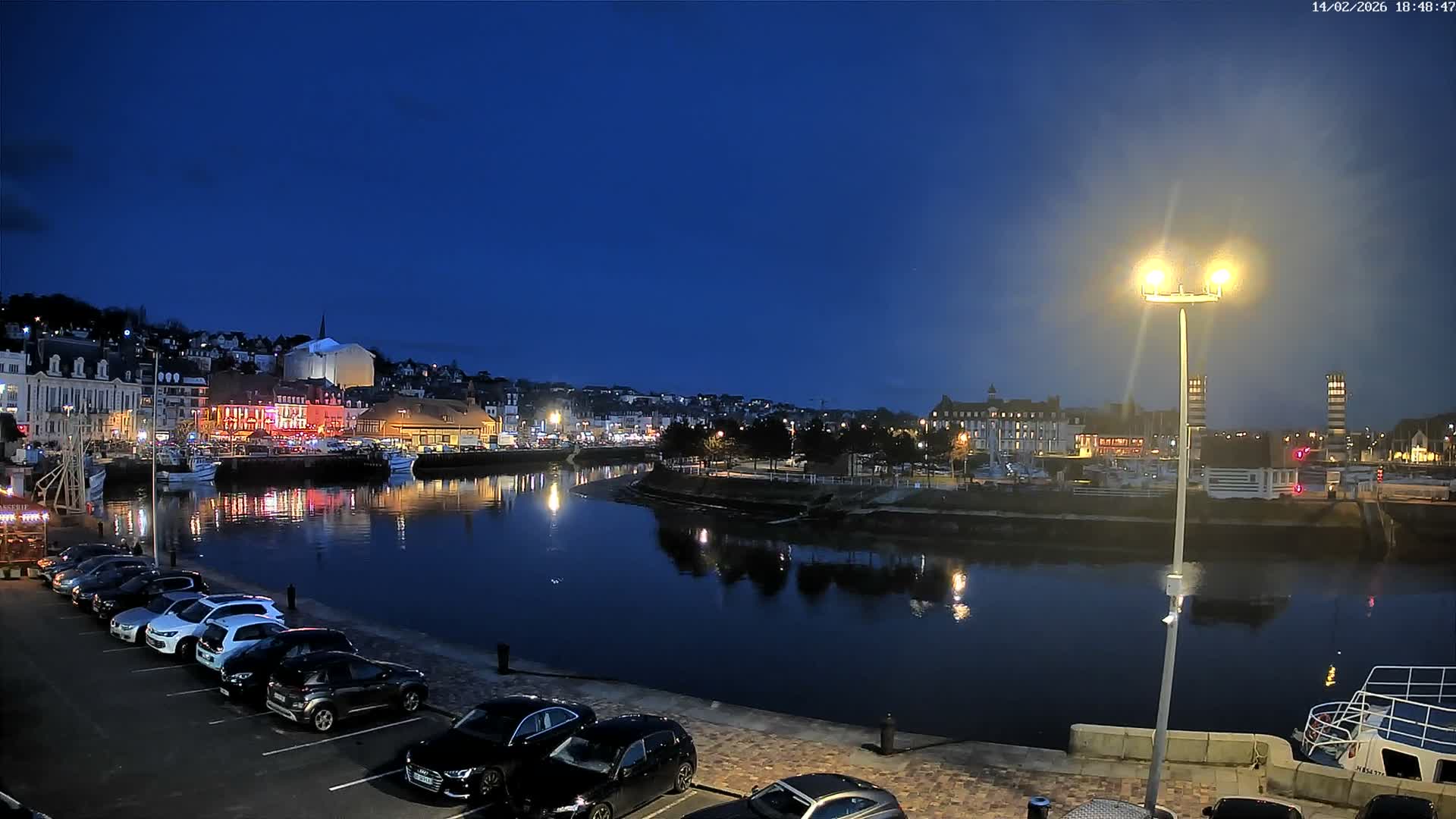 Trouville-Sur-Mer Comune Residence du Port & Coast Live Cam - Lisieux, Calvados, Normandie, France