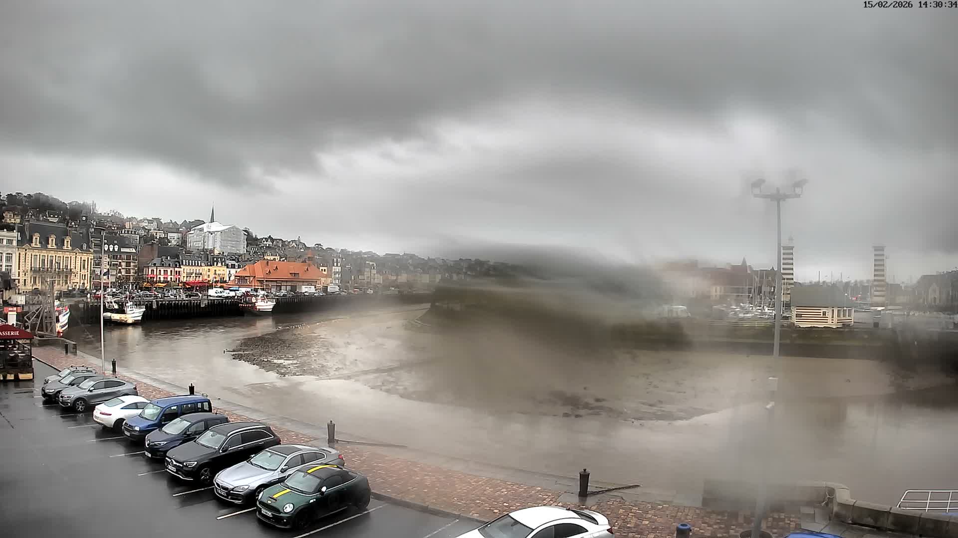 Trouville-Sur-Mer Comune Residence du Port & Coast Live Cam - Lisieux, Calvados, Normandie, France