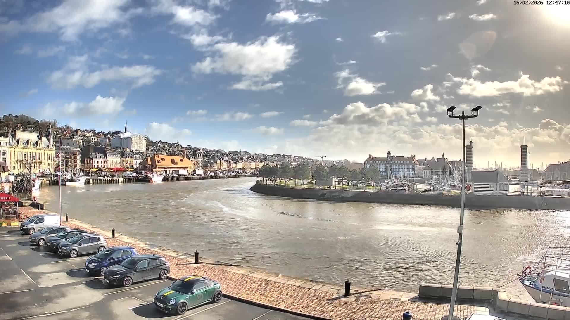 Trouville-Sur-Mer Comune Residence du Port & Coast Live Cam - Lisieux, Calvados, Normandie, France