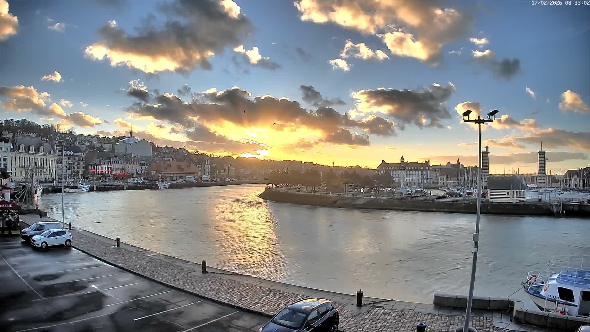 Trouville-Sur-Mer Comune Residence du Port & Coast Live Cam - Lisieux, Calvados, Normandie, France