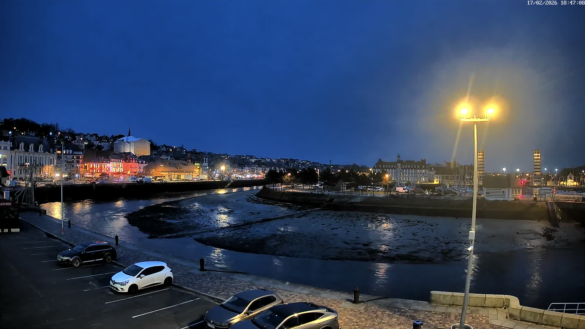 Trouville-Sur-Mer Comune Residence du Port & Coast Live Cam - Lisieux, Calvados, Normandie, France