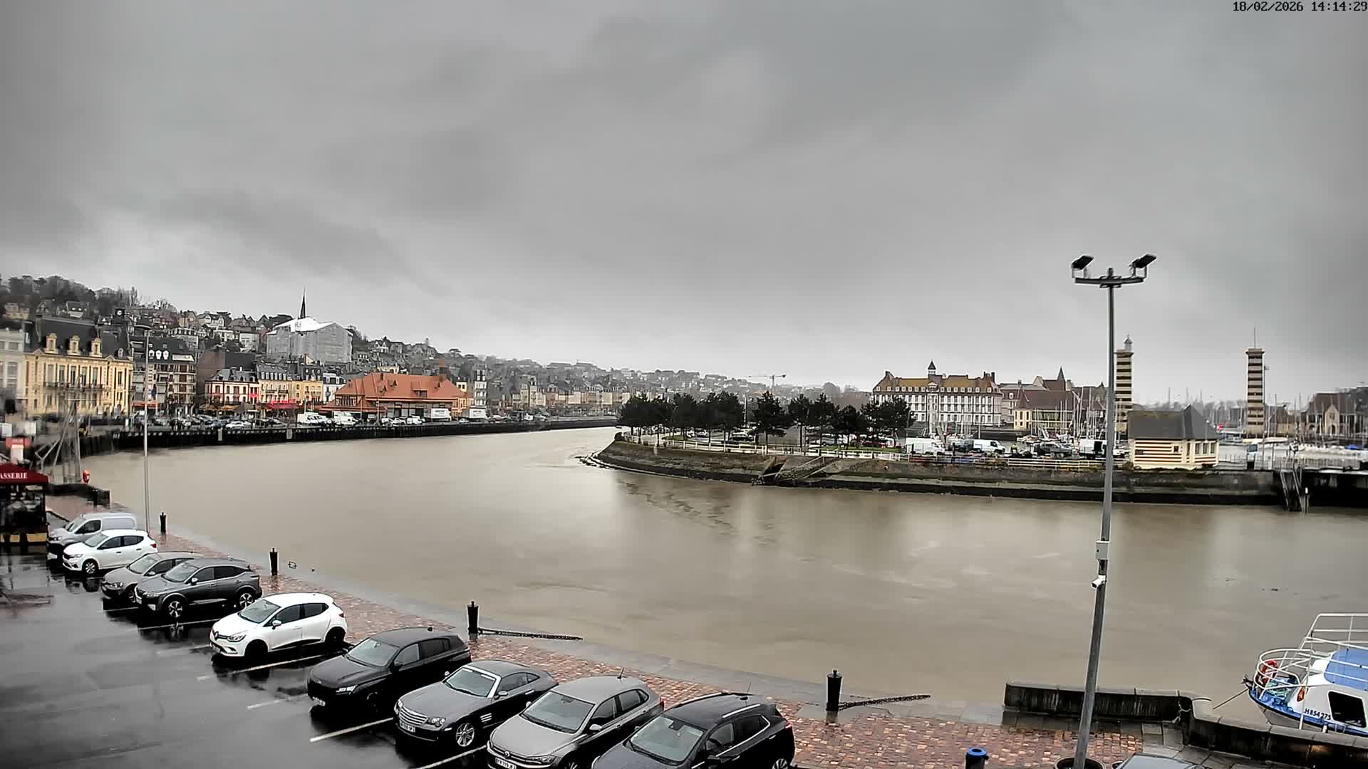 Trouville-Sur-Mer Comune Residence du Port & Coast Live Cam - Lisieux, Calvados, Normandie, France