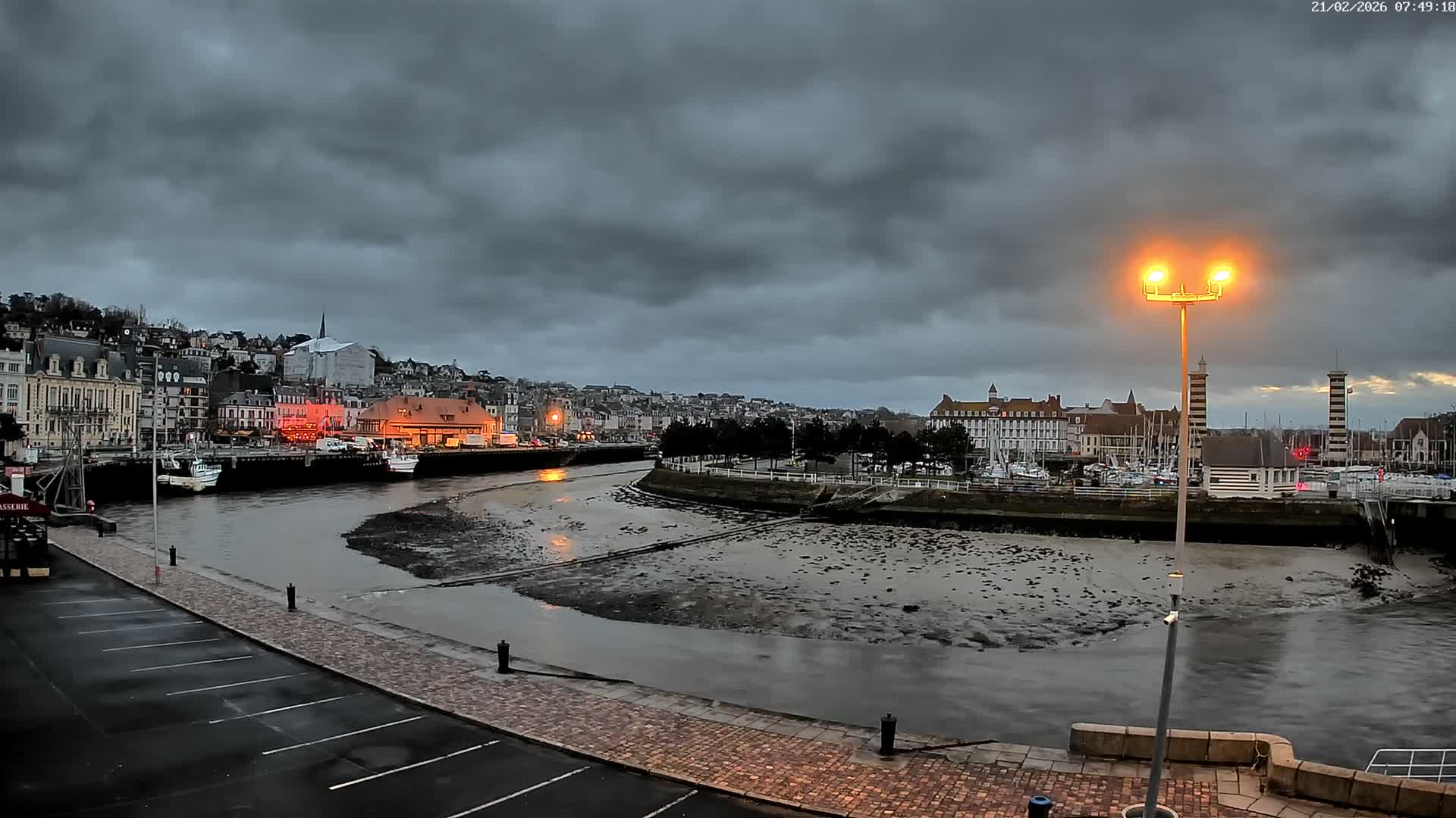 Trouville-Sur-Mer Comune Residence du Port & Coast Live Cam - Lisieux, Calvados, Normandie, France