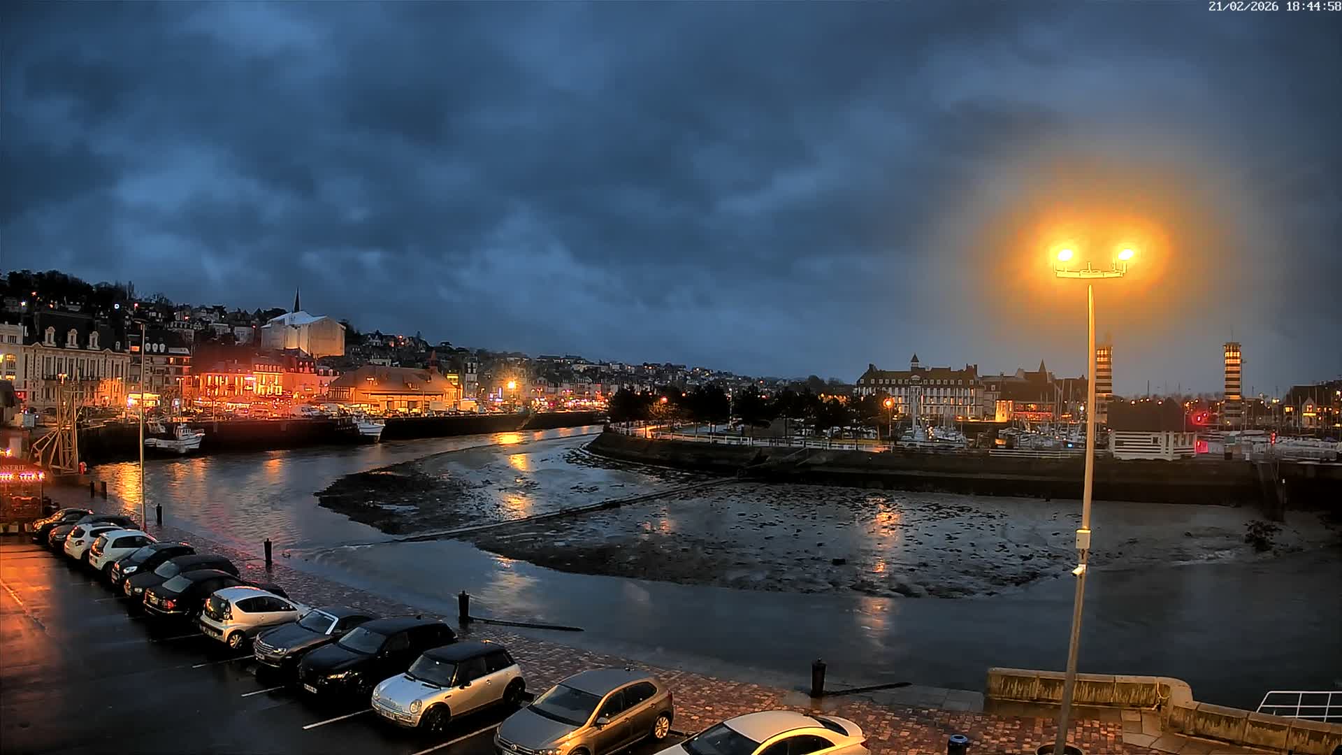 Trouville-Sur-Mer Comune Residence du Port & Coast Live Cam - Lisieux, Calvados, Normandie, France