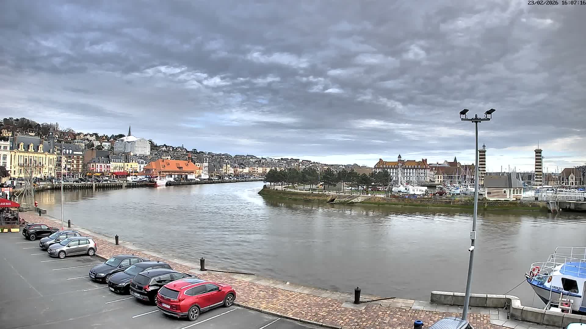 Trouville-Sur-Mer Comune Residence du Port & Coast Live Cam - Lisieux, Calvados, Normandie, France