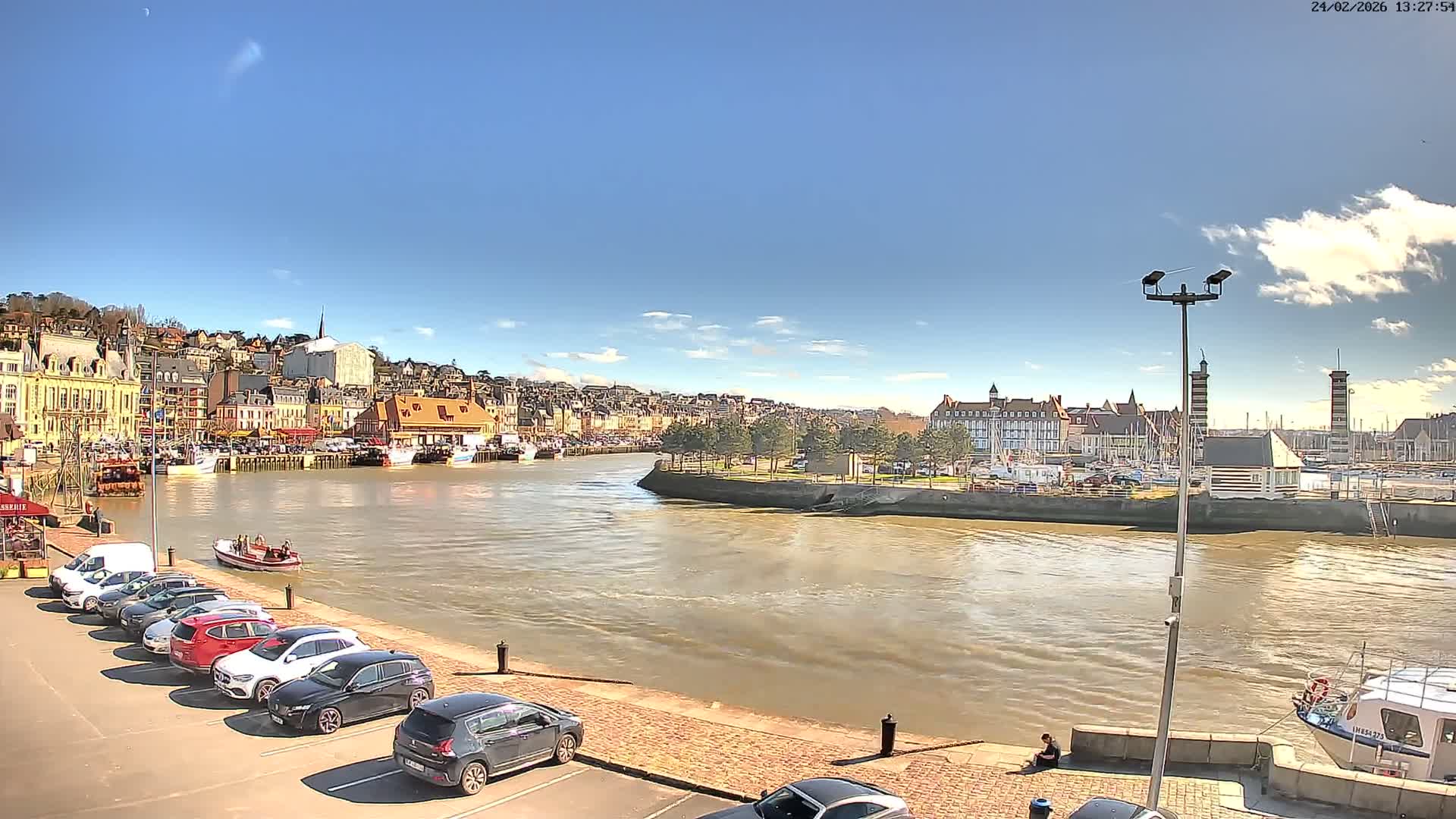 Trouville-Sur-Mer Comune Residence du Port & Coast Live Cam - Lisieux, Calvados, Normandie, France