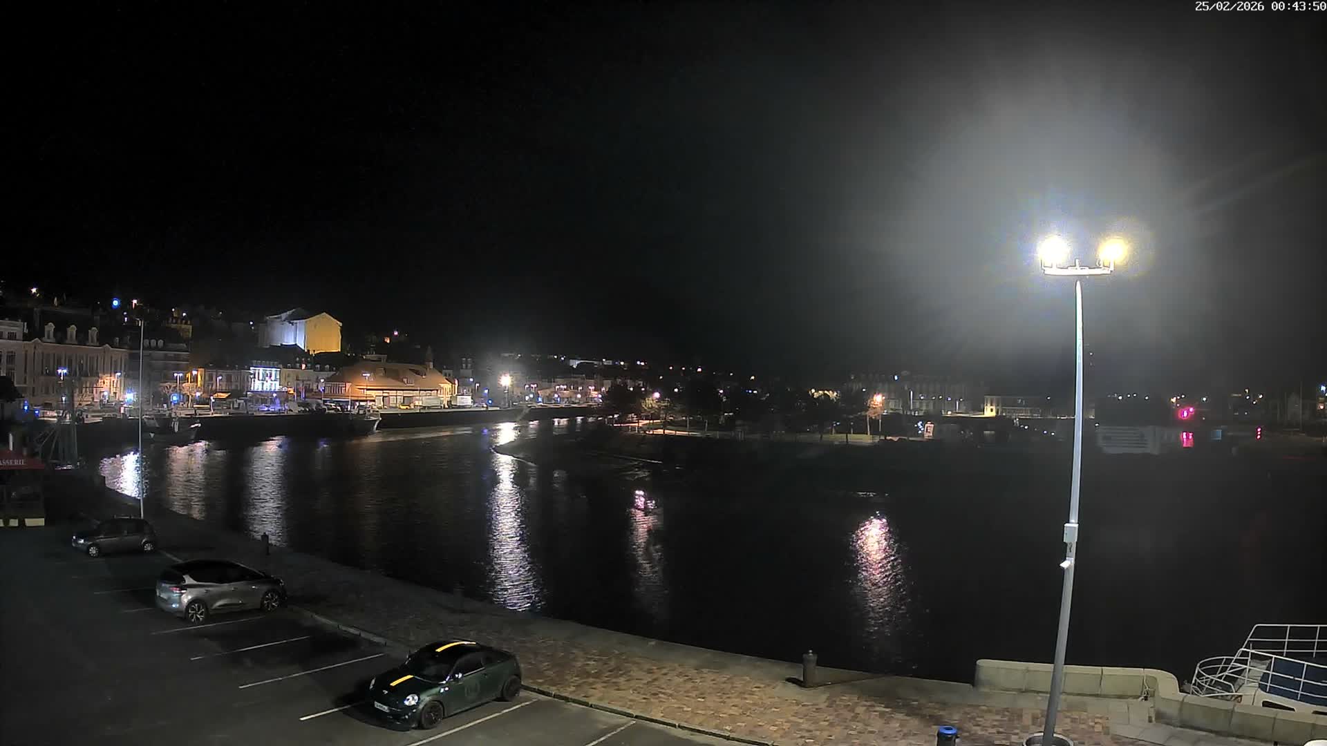 Trouville-Sur-Mer Comune Residence du Port & Coast Live Cam - Lisieux, Calvados, Normandie, France