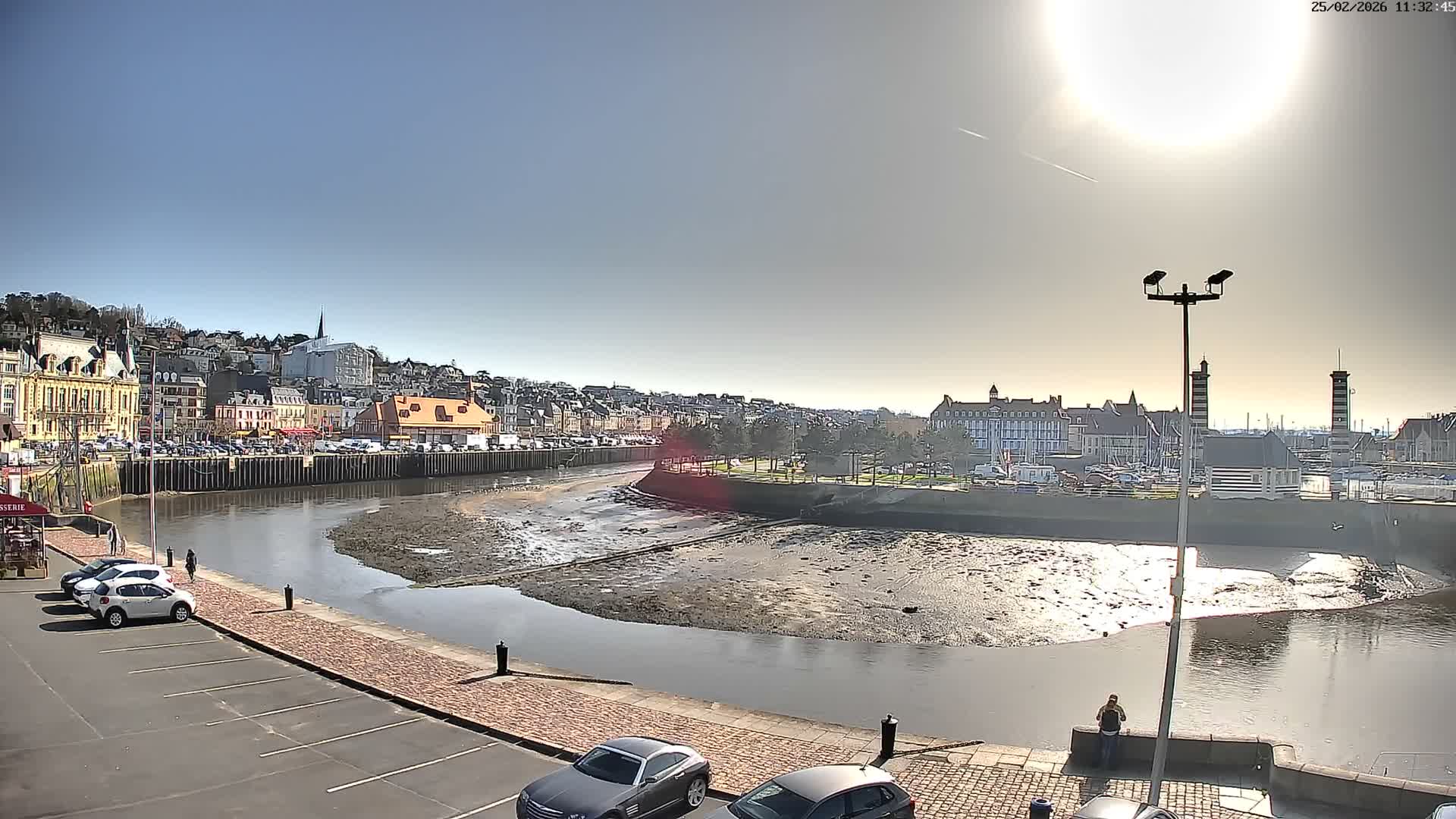 Trouville-Sur-Mer Comune Residence du Port & Coast Live Cam - Lisieux, Calvados, Normandie, France
