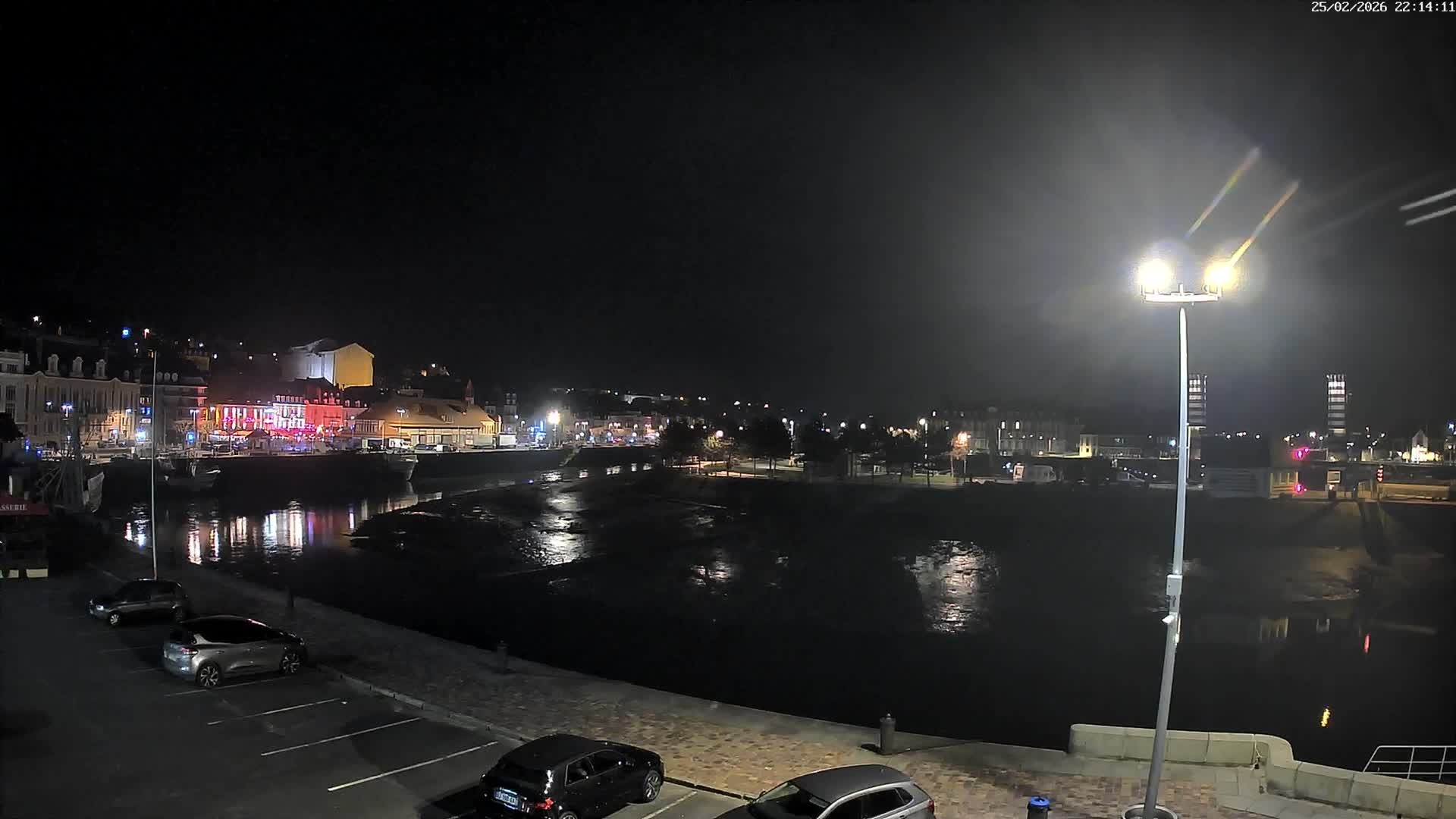 Trouville-Sur-Mer Comune Residence du Port & Coast Live Cam - Lisieux, Calvados, Normandie, France