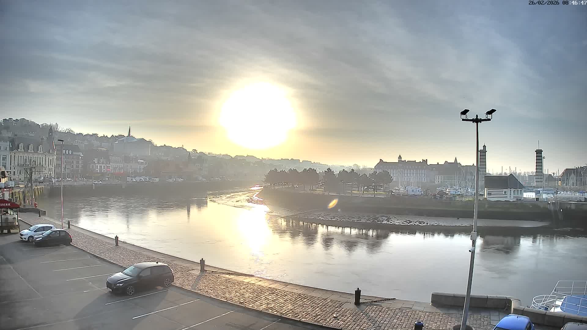 Trouville-Sur-Mer Comune Residence du Port & Coast Live Cam - Lisieux, Calvados, Normandie, France