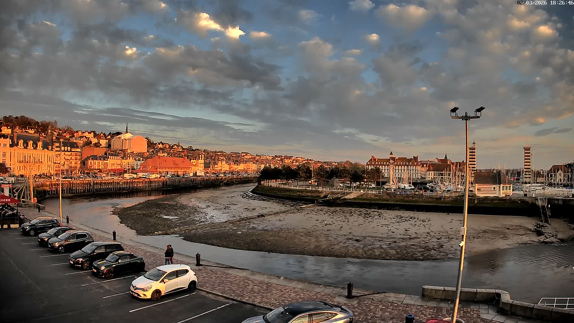 Trouville-Sur-Mer Comune Residence du Port & Coast Live Cam - Lisieux, Calvados, Normandie, France