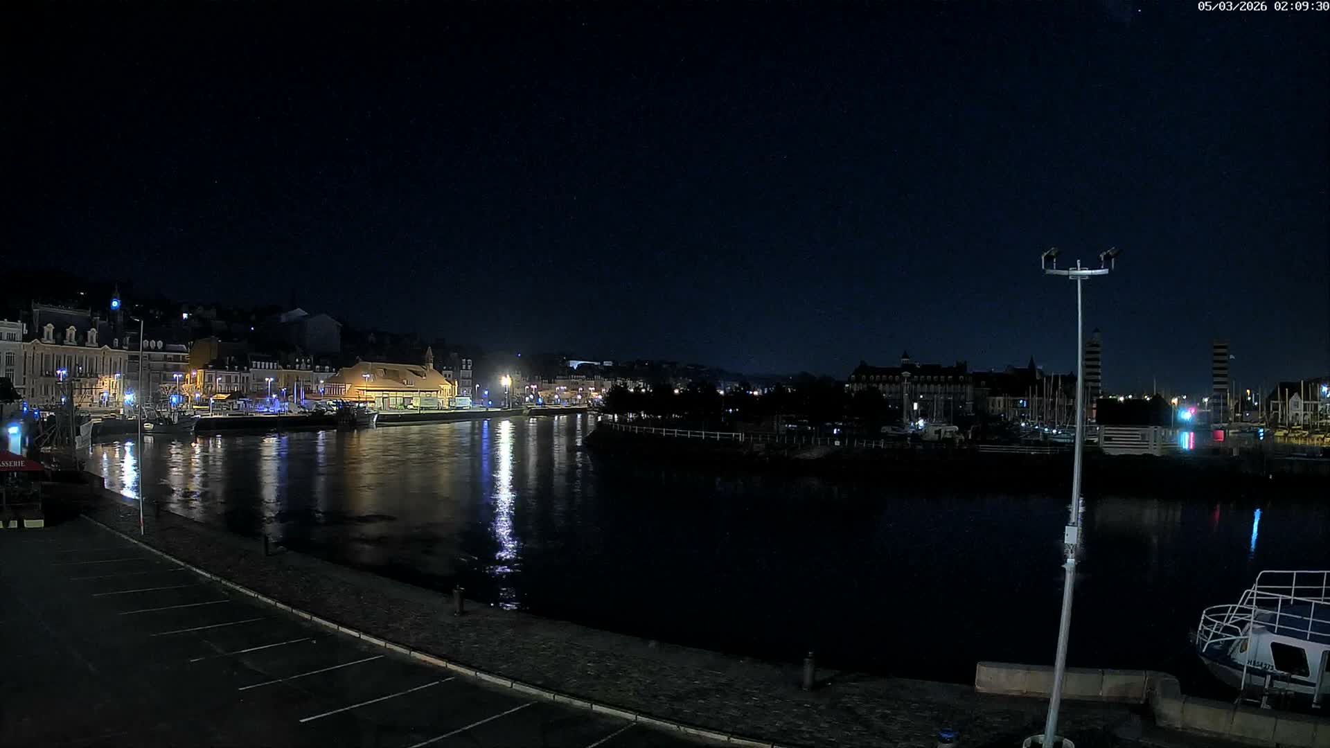 Trouville-Sur-Mer Comune Residence du Port & Coast Live Cam - Lisieux, Calvados, Normandie, France