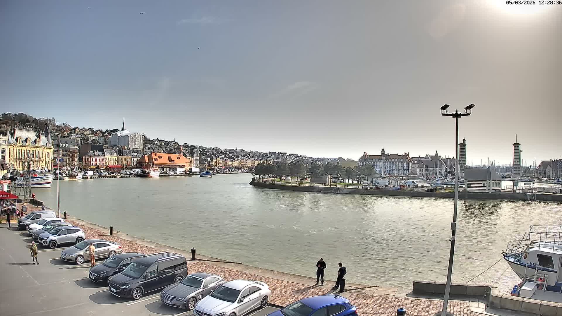 Trouville-Sur-Mer Comune Residence du Port & Coast Live Cam - Lisieux, Calvados, Normandie, France