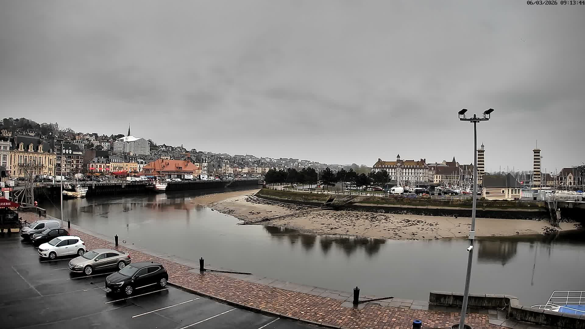 Trouville-Sur-Mer Comune Residence du Port & Coast Live Cam - Lisieux, Calvados, Normandie, France