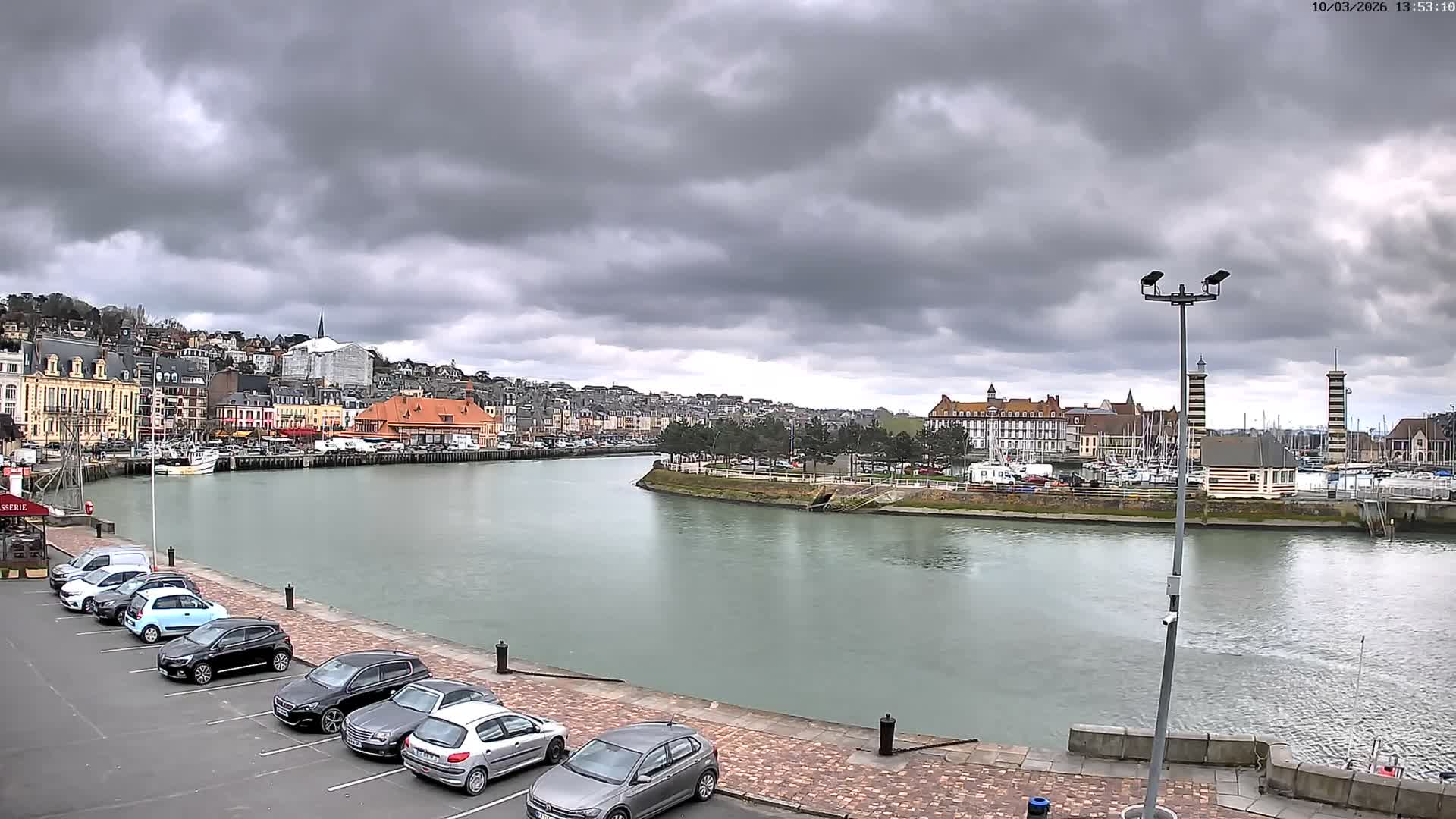 Trouville-Sur-Mer Comune Residence du Port & Coast Live Cam - Lisieux, Calvados, Normandie, France