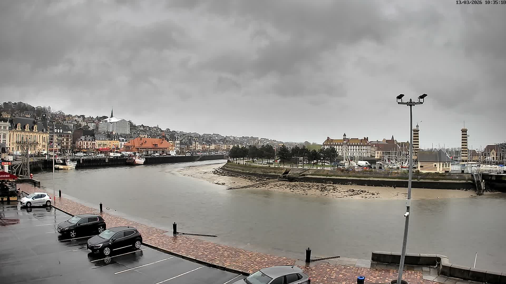 Trouville-Sur-Mer Comune Residence du Port & Coast Live Cam - Lisieux, Calvados, Normandie, France