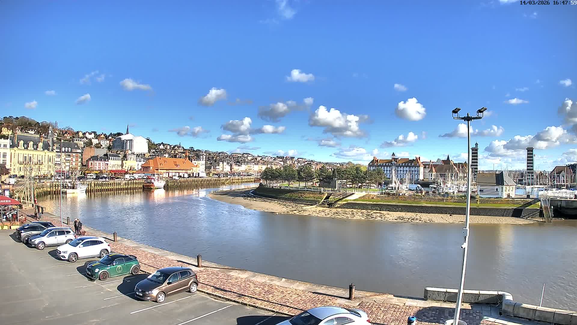 Trouville-Sur-Mer Comune Residence du Port & Coast Live Cam - Lisieux, Calvados, Normandie, France