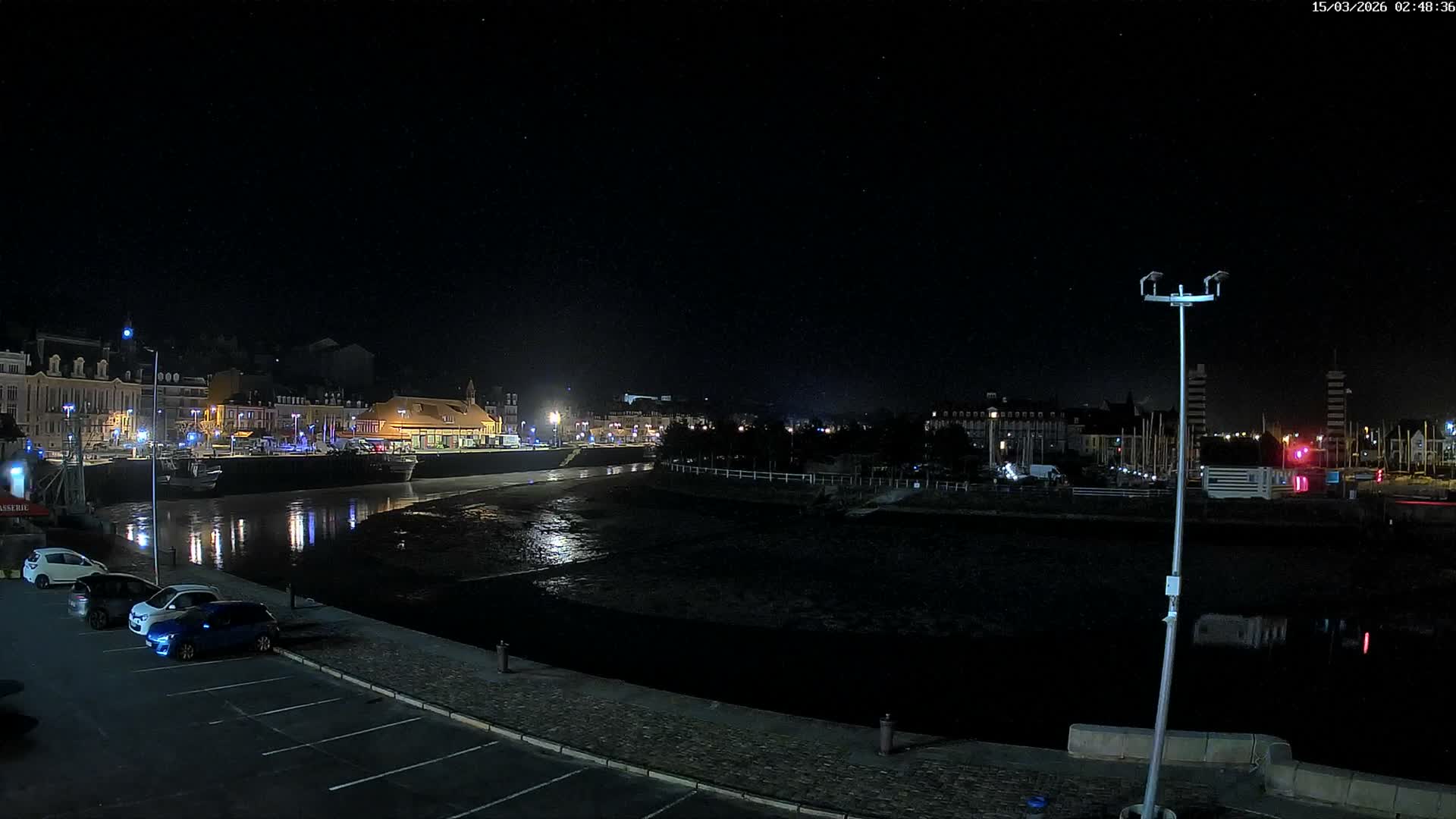 Trouville-Sur-Mer Comune Residence du Port & Coast Live Cam - Lisieux, Calvados, Normandie, France