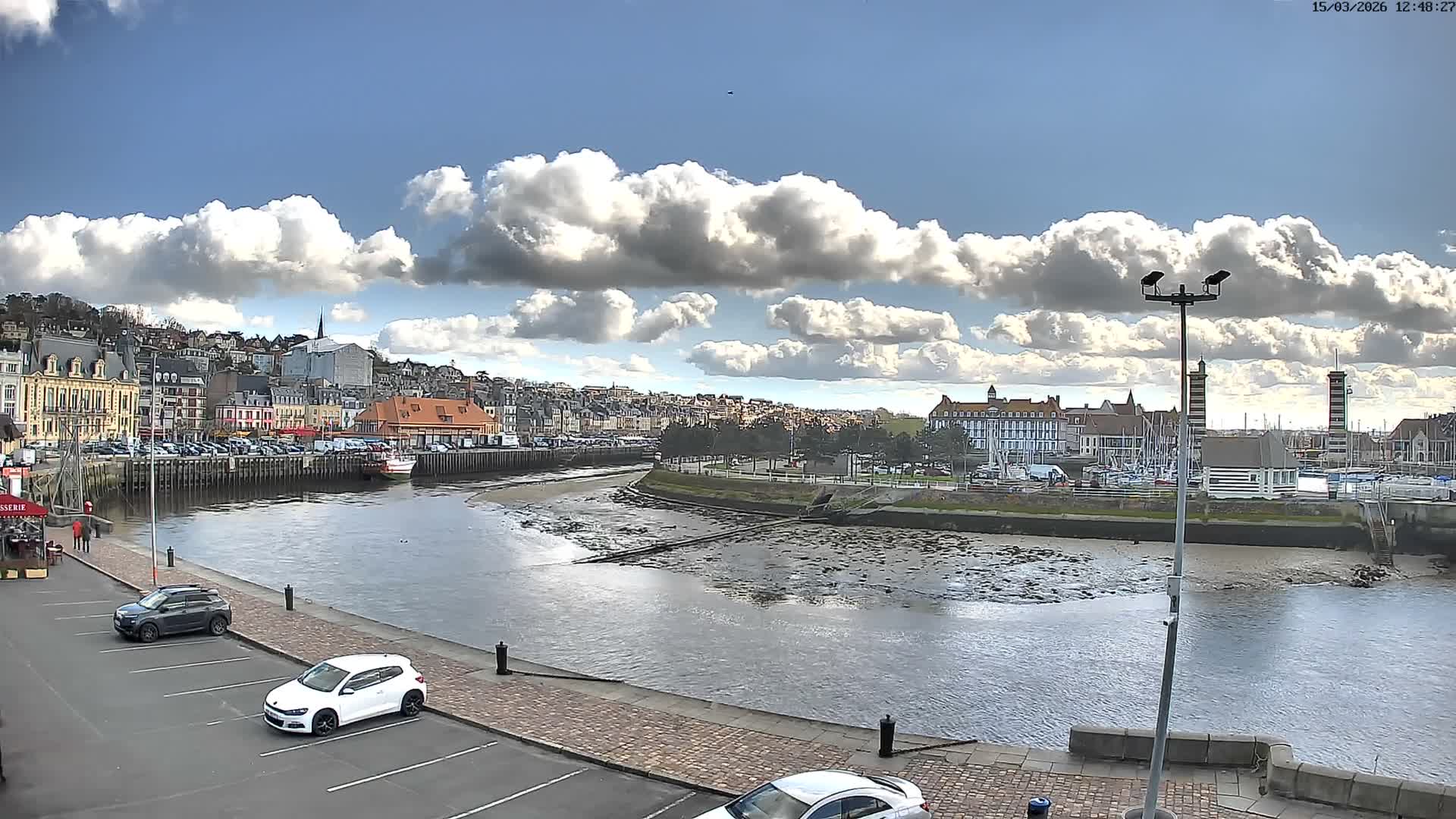 Trouville-Sur-Mer Comune Residence du Port & Coast Live Cam - Lisieux, Calvados, Normandie, France