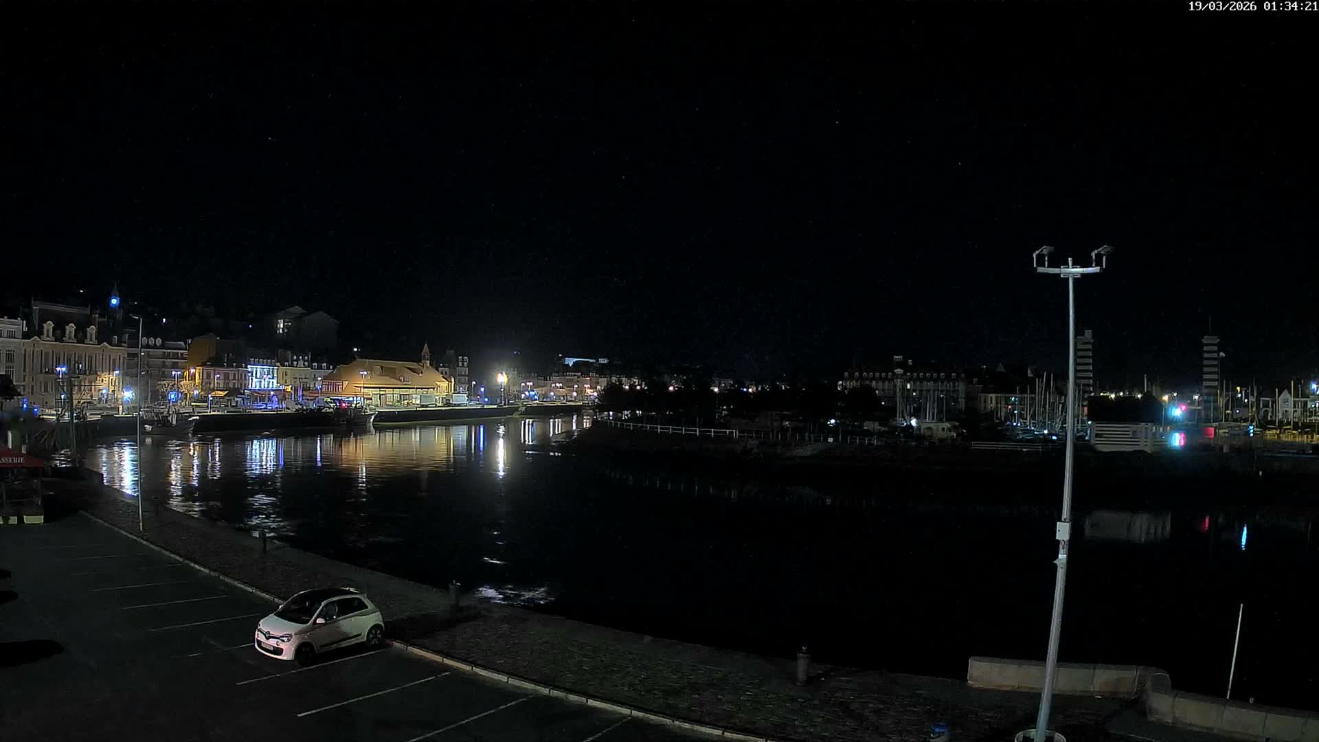 Trouville-Sur-Mer Comune Residence du Port & Coast Live Cam - Lisieux, Calvados, Normandie, France