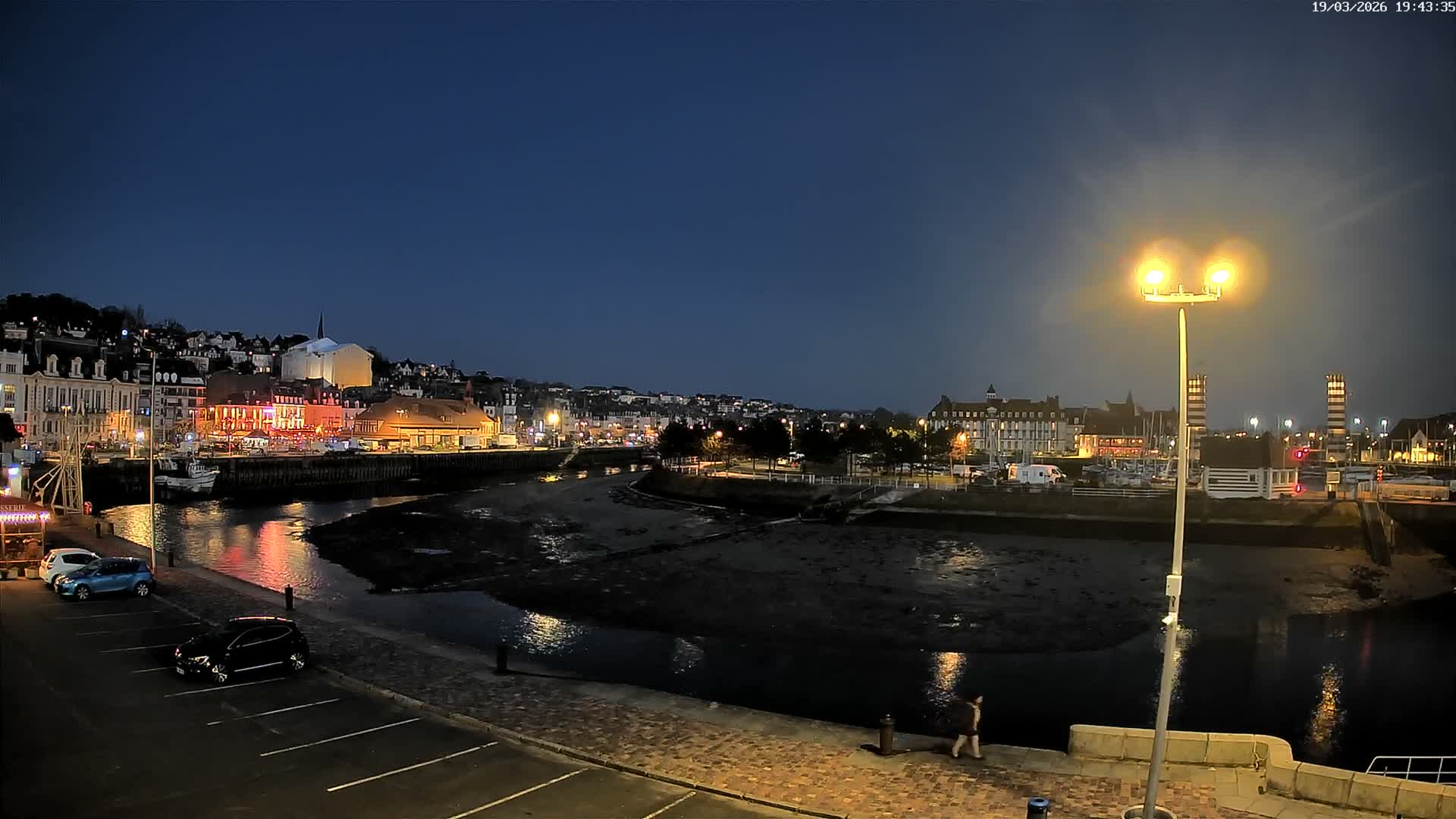Trouville-Sur-Mer Comune Residence du Port & Coast Live Cam - Lisieux, Calvados, Normandie, France