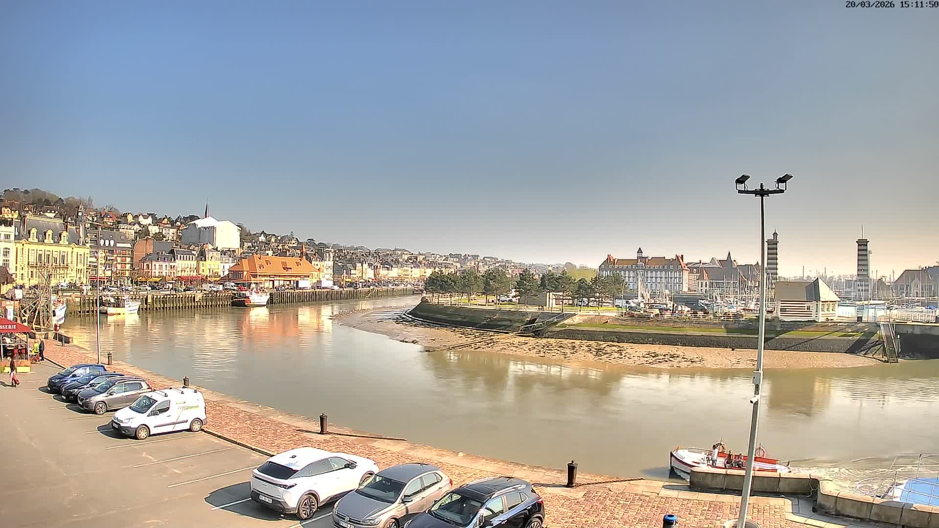 Trouville-Sur-Mer Comune Residence du Port & Coast Live Cam - Lisieux, Calvados, Normandie, France