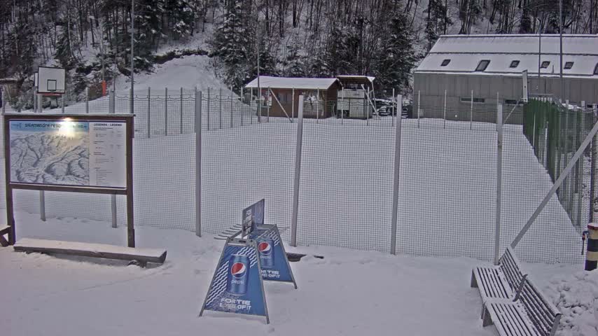 Salamandra Ski Resort Tennis Court Live Cam - Hodrusa-Hamre, Žarnovica, Banská Bystrica, Slovakia