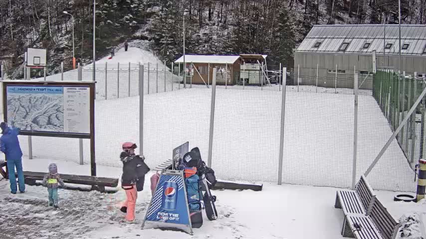 Salamandra Ski Resort Tennis Court Live Cam - Hodrusa-Hamre, Žarnovica, Banská Bystrica, Slovakia