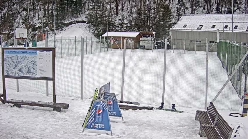 Salamandra Ski Resort Tennis Court Live Cam - Hodrusa-Hamre, Žarnovica, Banská Bystrica, Slovakia