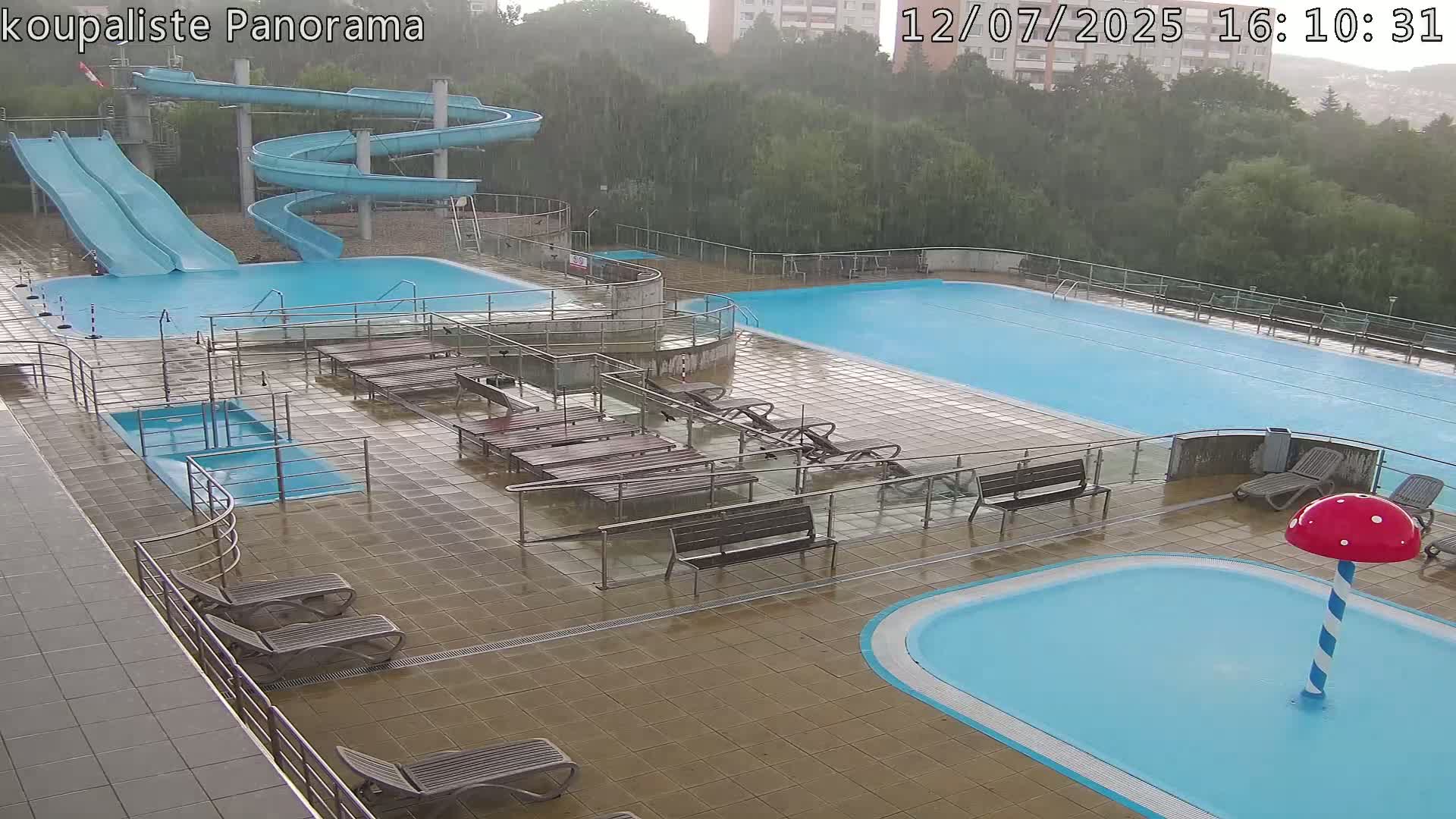 Zlín - Koupaliště Panorama Swimming Pool & Aquapark Live Cam - Zlin 5, Zlin, Czechia